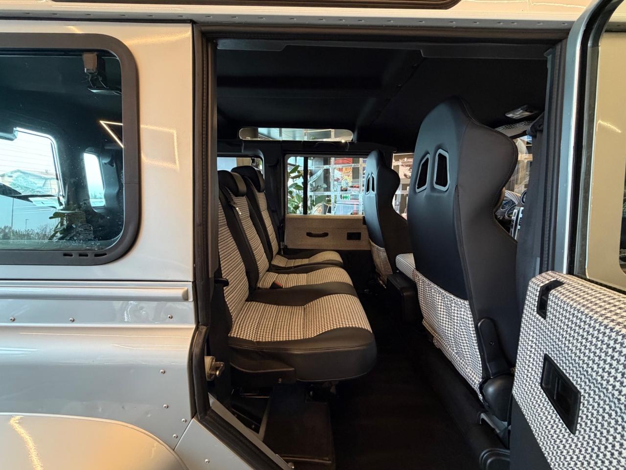 Land Rover Defender 110 2.4 TD4 Station Wagon SE