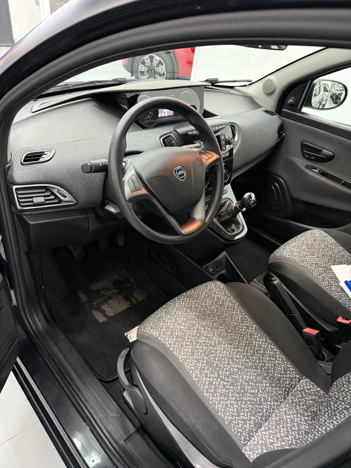 Lancia Ypsilon 1.2 69 CV 5 porte S&S Black and Noir