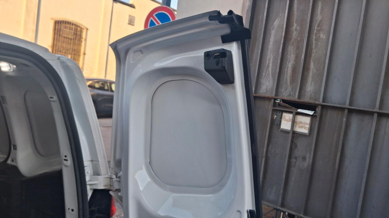 Ford Tourneo Courier 1.5 TDCI 75 CV Plus