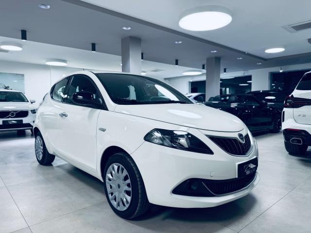 Lancia Ypsilon 1.0 firefly hybrid Silver