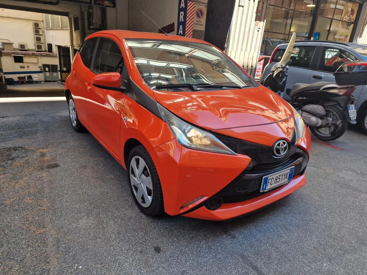Toyota Aygo 1.0 VVT-i 69 CV 5 porte x-cite ok neopatentati