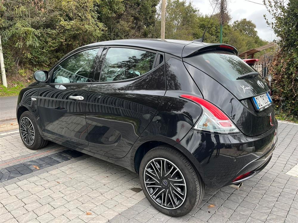 Lancia Ypsilon 1.0 FireFly 5 porte S&S Hybrid Ecochic Gold