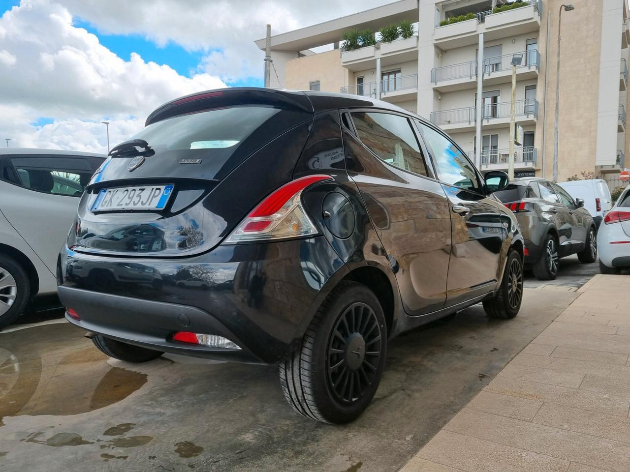 Lancia Ypsilon 1.0 FireFly 5 porte S&S Hybrid Silver