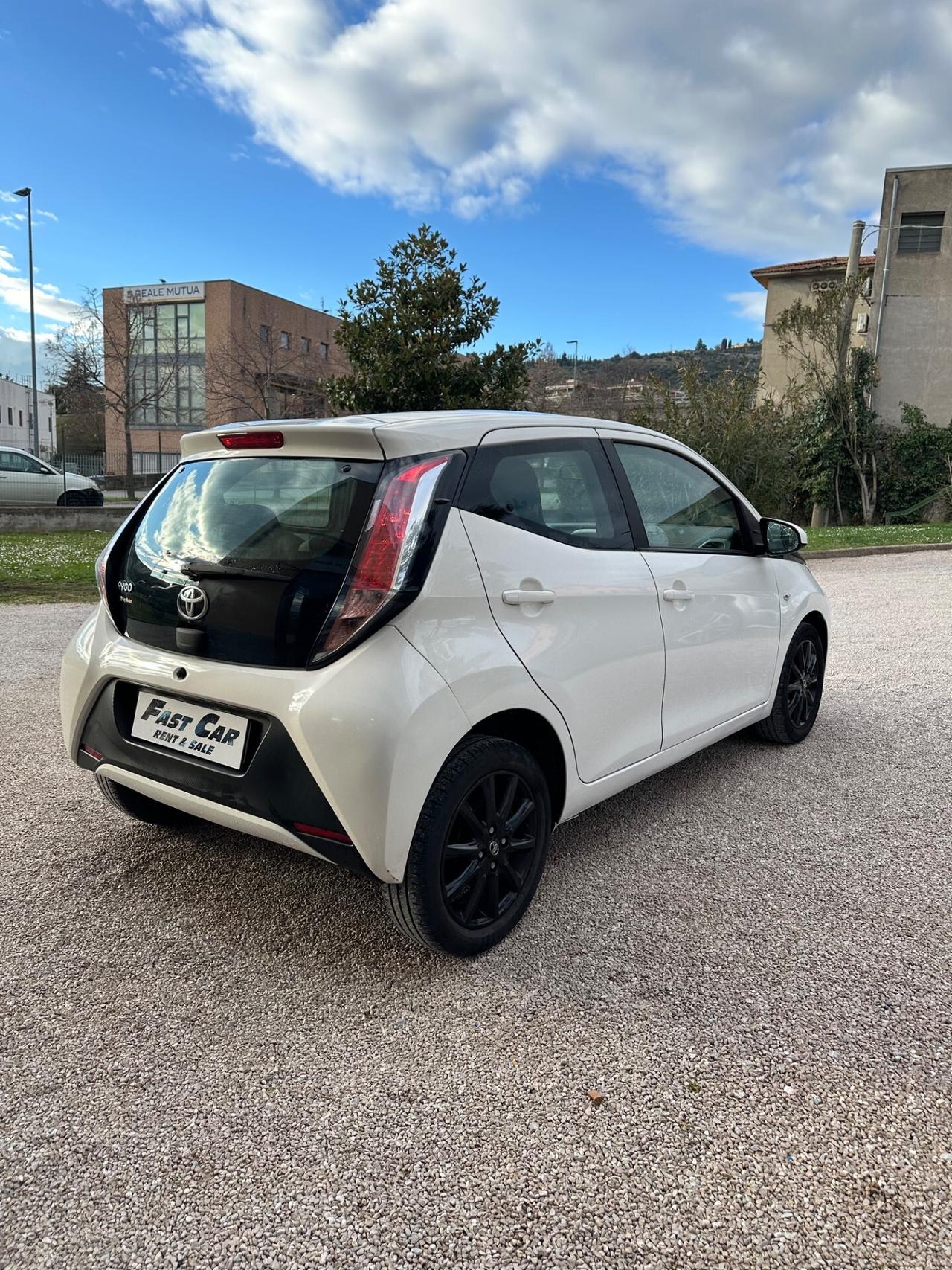 Toyota Aygo 1.0 VVT-i 69 CV 5 porte x-black ok neopatentati