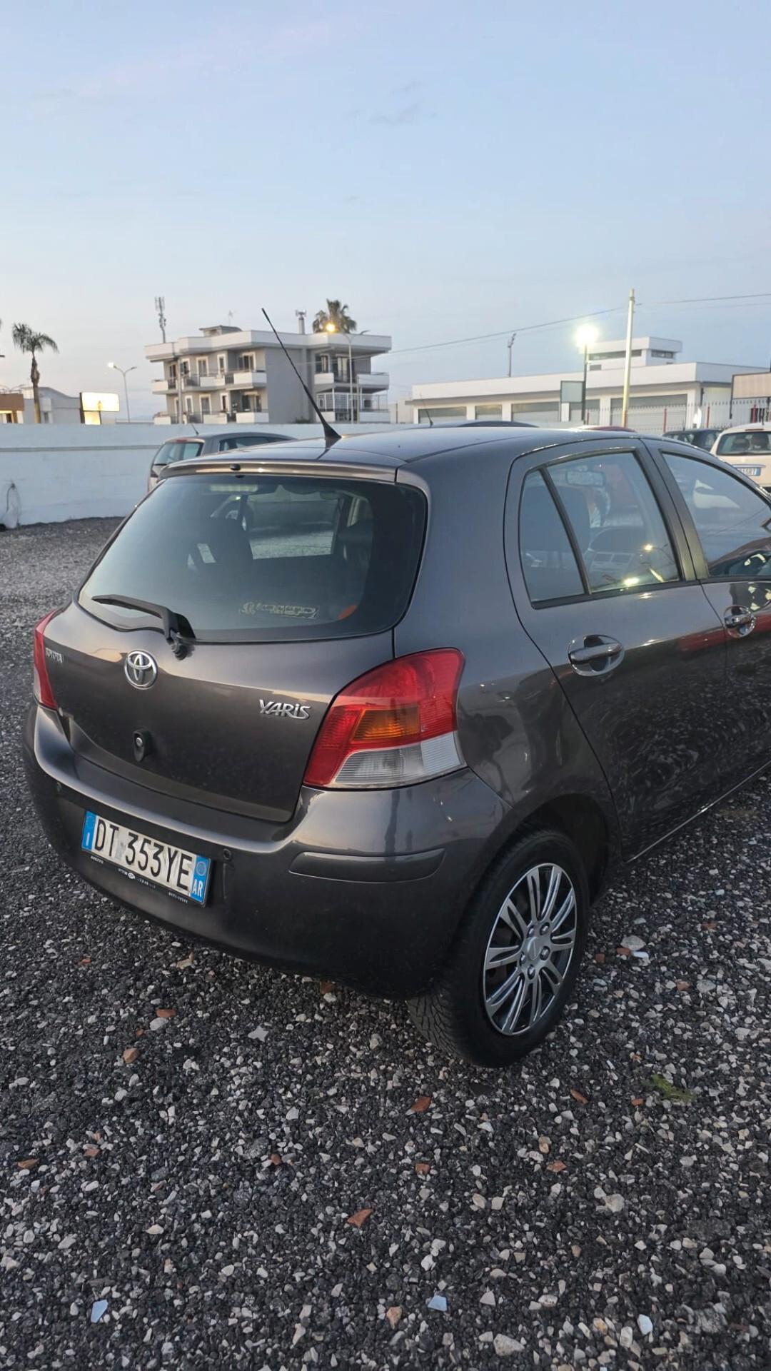 Toyota Yaris 1.0 5 porte Luxury pack