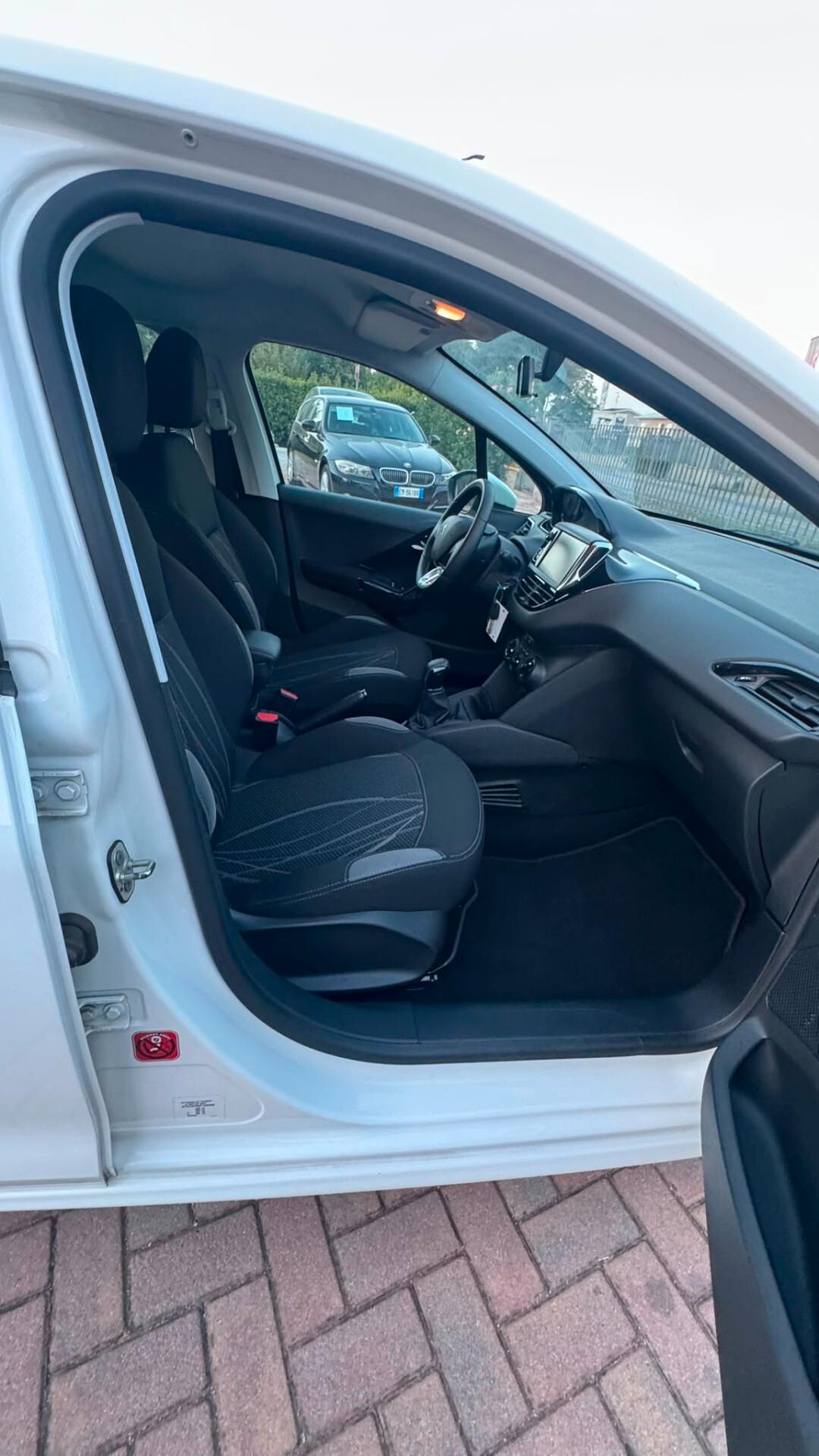 Peugeot 208 1.4 HDi 68 CV 5 porte Allure