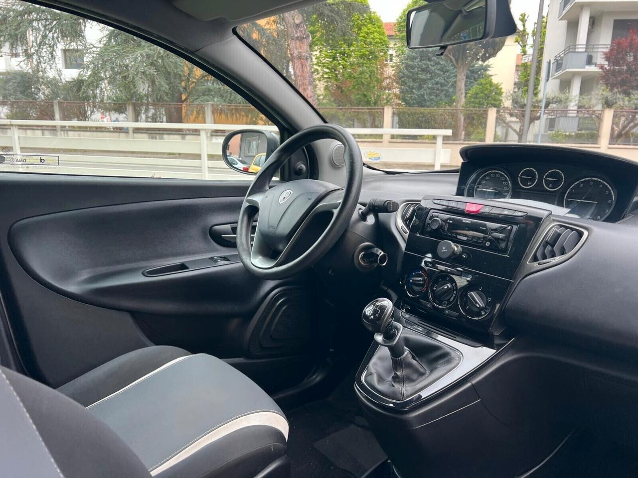 LANCIA YPSILON 1.2 69cv 5p SILVER UNICO PROP.