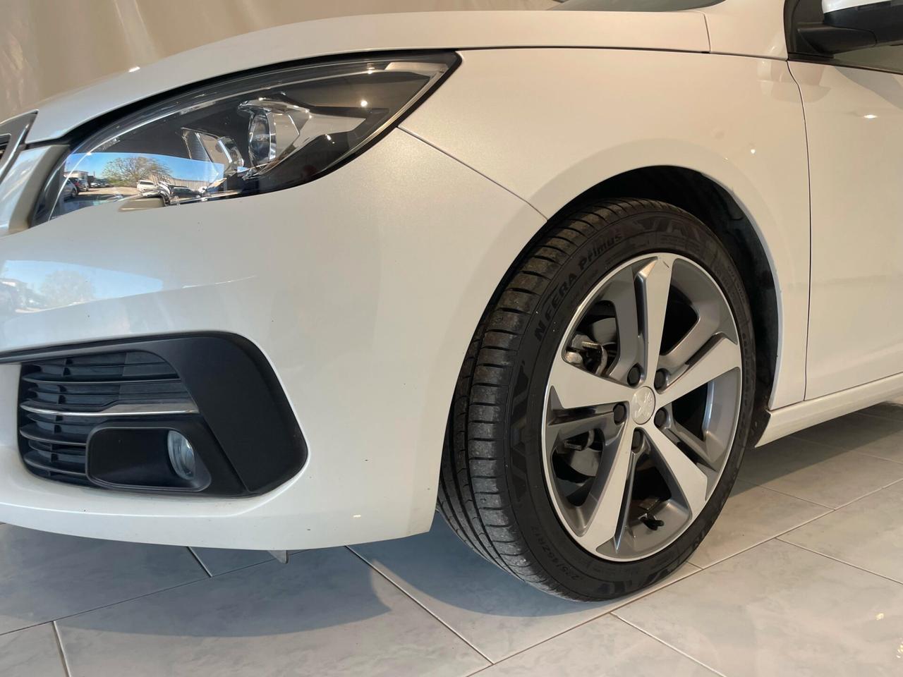 Peugeot 308 BlueHDi 100CV NEOPATENTATI