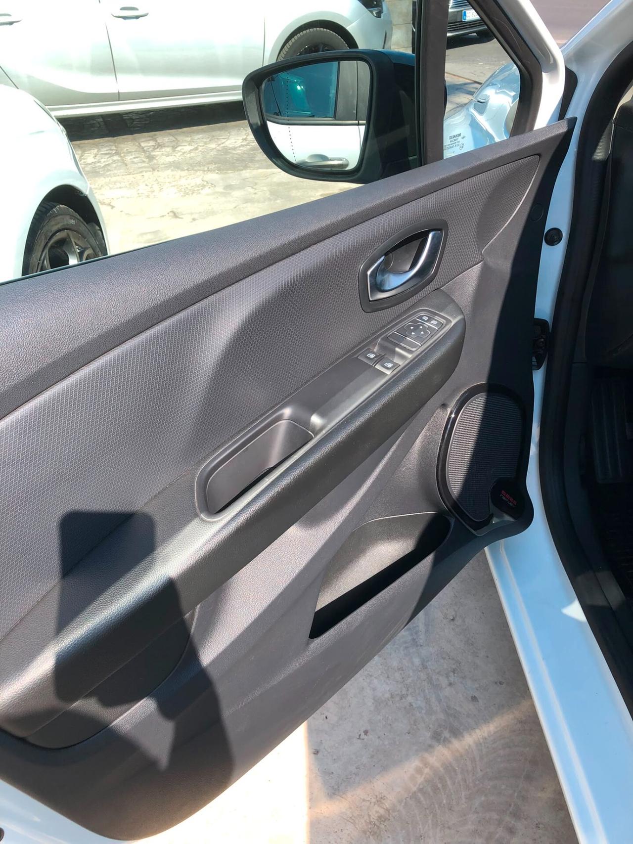 Renault Clio dCi 8V 75 CV 5 porte Moschino Intens