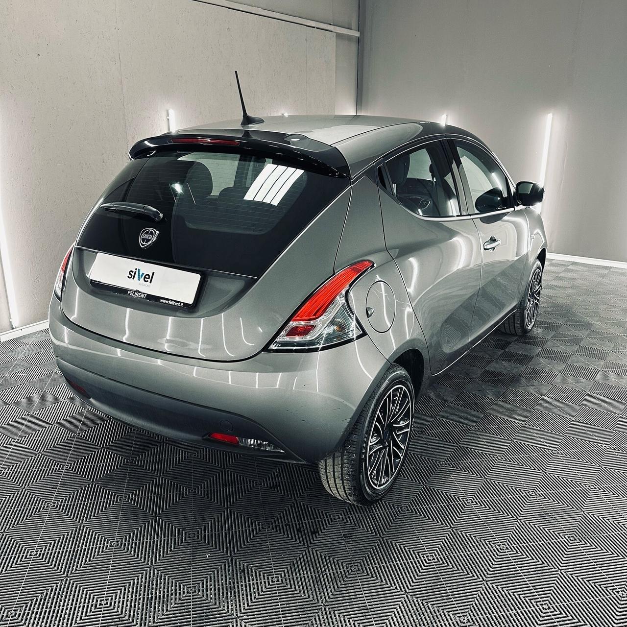 Lancia Ypsilon 1.0 FireFly 5 porte S&S Hybrid Silver