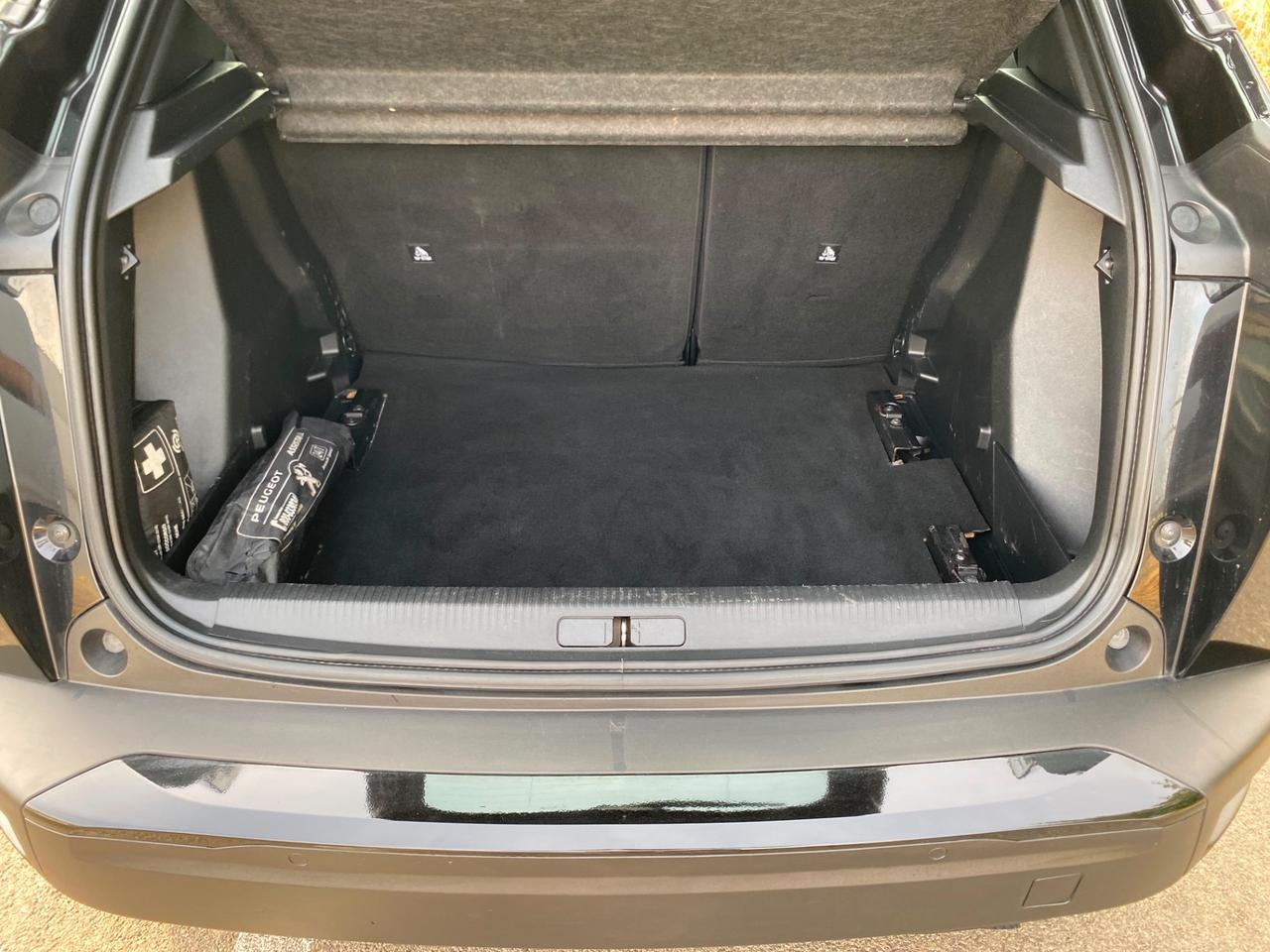 Peugeot 2008 BlueHDi 100 S&S Allure Total Black