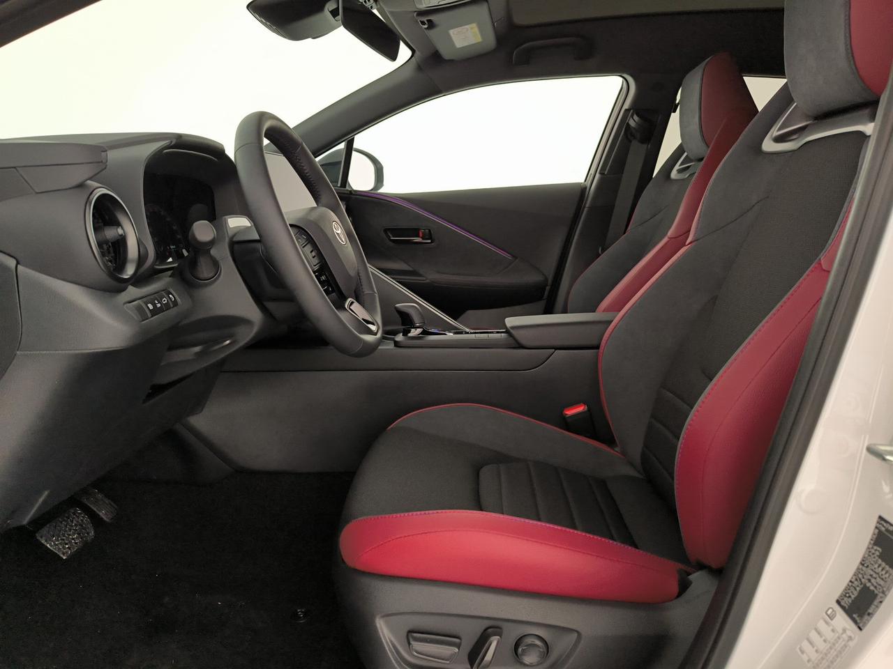 Toyota C-HR 2.0 phev lounge hero fwd e-cvt