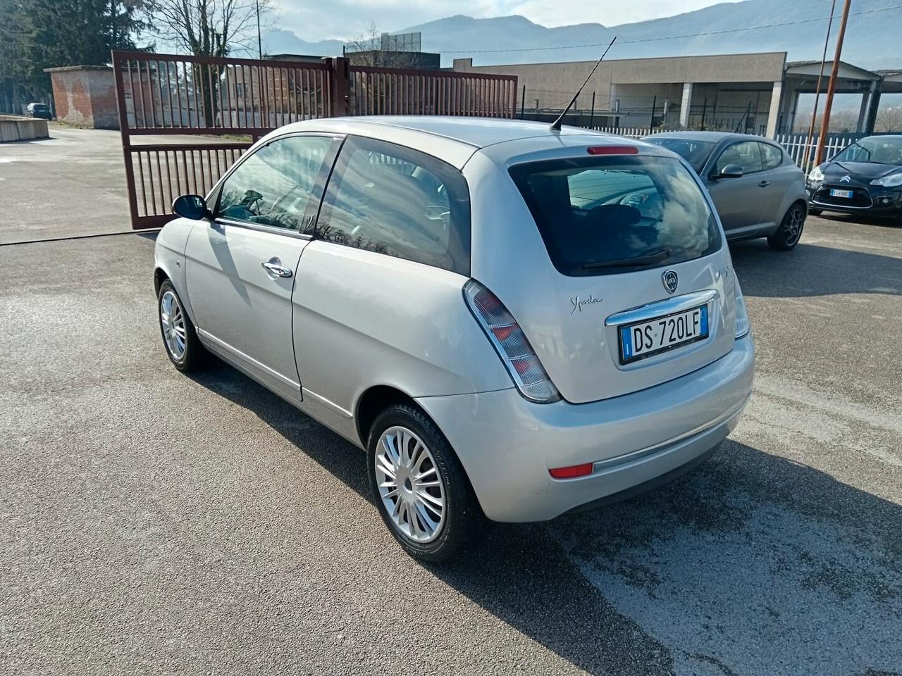 Lancia Ypsilon 1.3 MJT 75 CV Argento