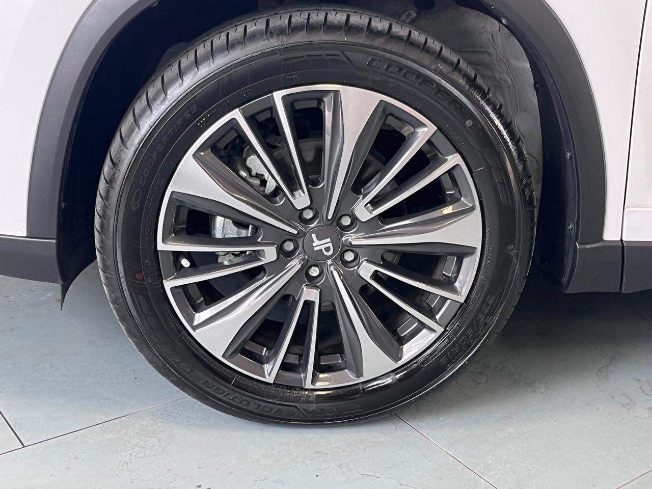 DR 7 – 7 Posti – Benzina 186 CV – Bianca – Immatricolata 12/2025 – Solo 9.000 km