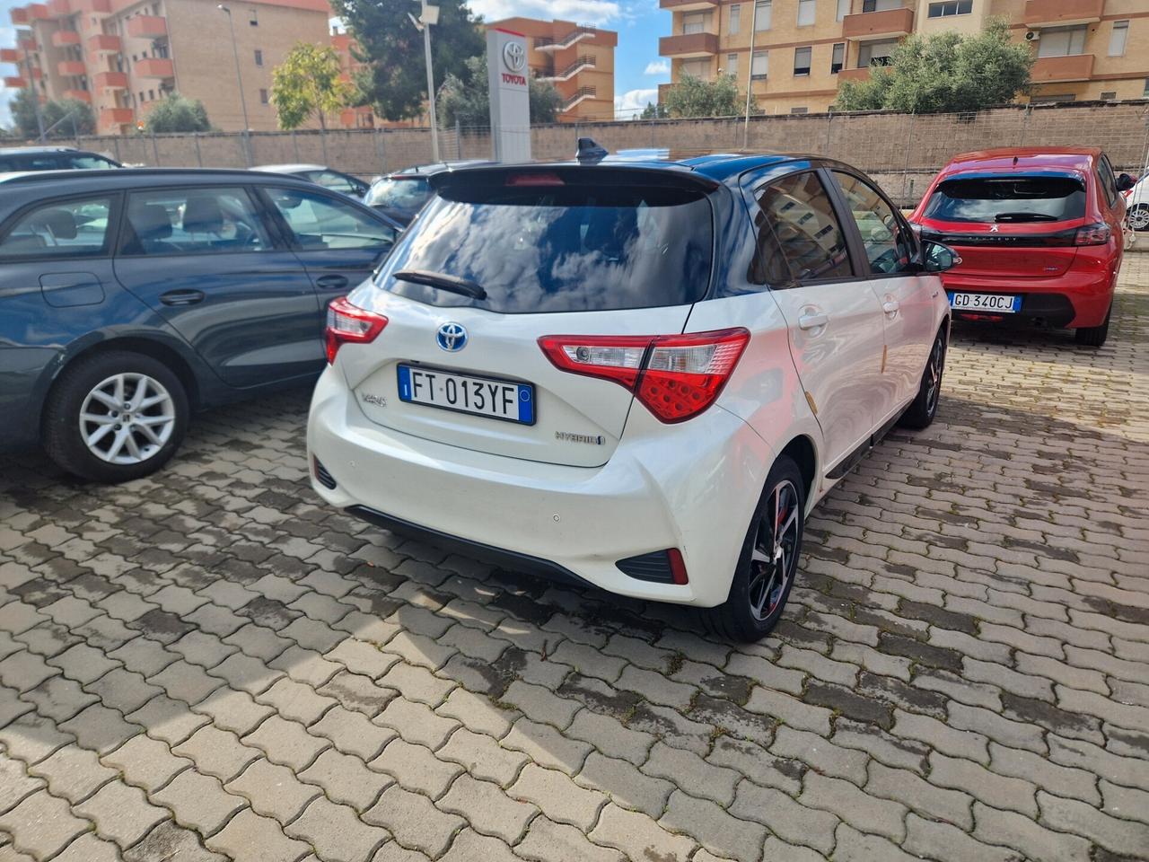 Toyota Yaris hybrid black & white