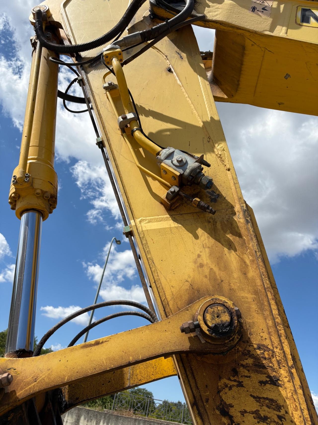 Escavatore New Holland E385B