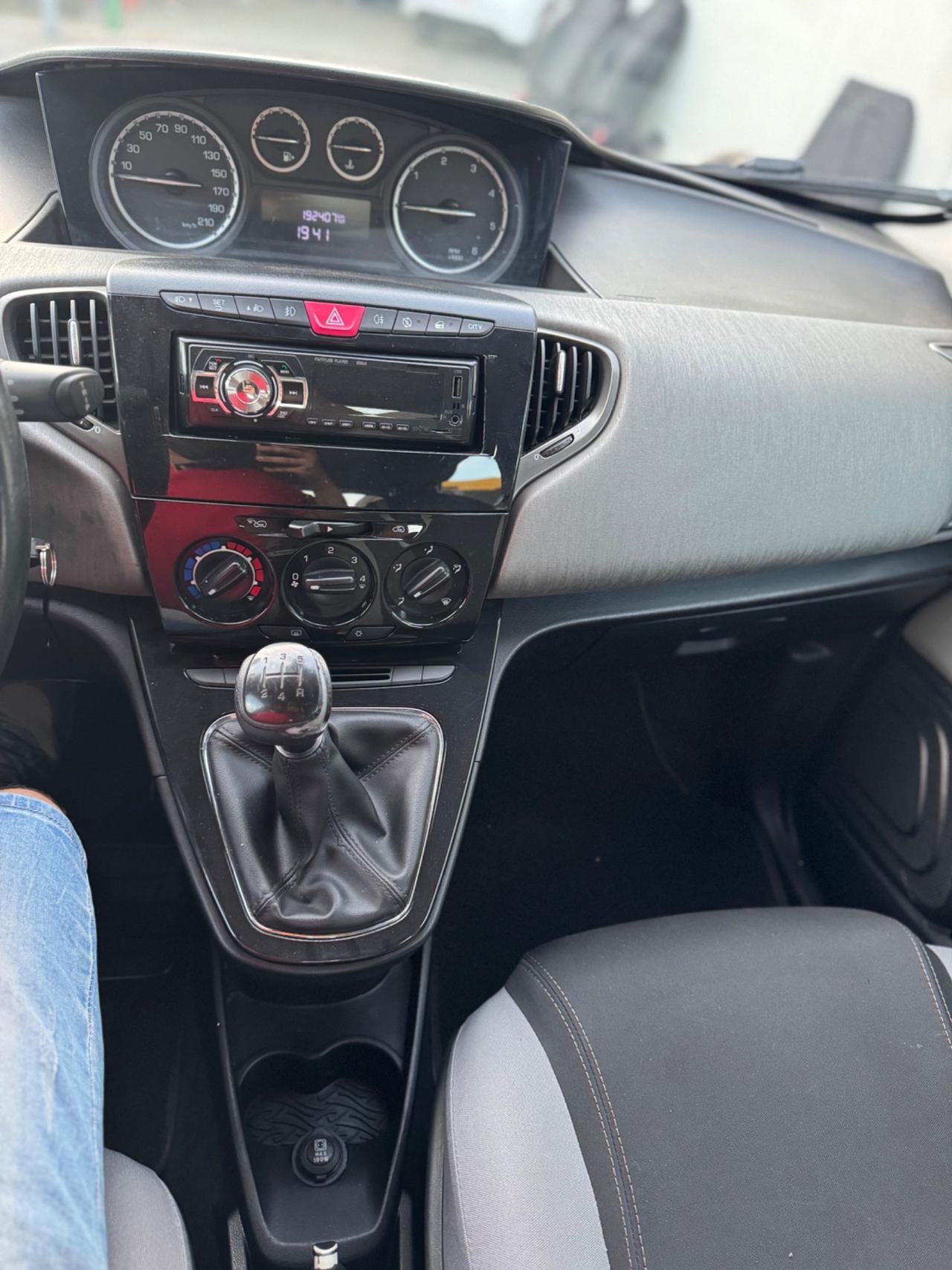 Lancia Ypsilon 1.3 MJT 16V 95 CV 5 porte S&S Silver