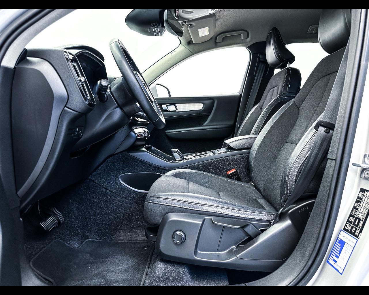 VOLVO XC40 (2017-->) - XC40 D3 AWD Geartronic Momentum