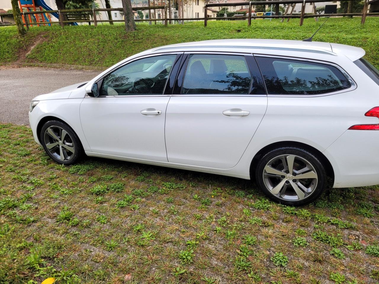 Peugeot 308 BlueHDi 120 S&S SW Allure