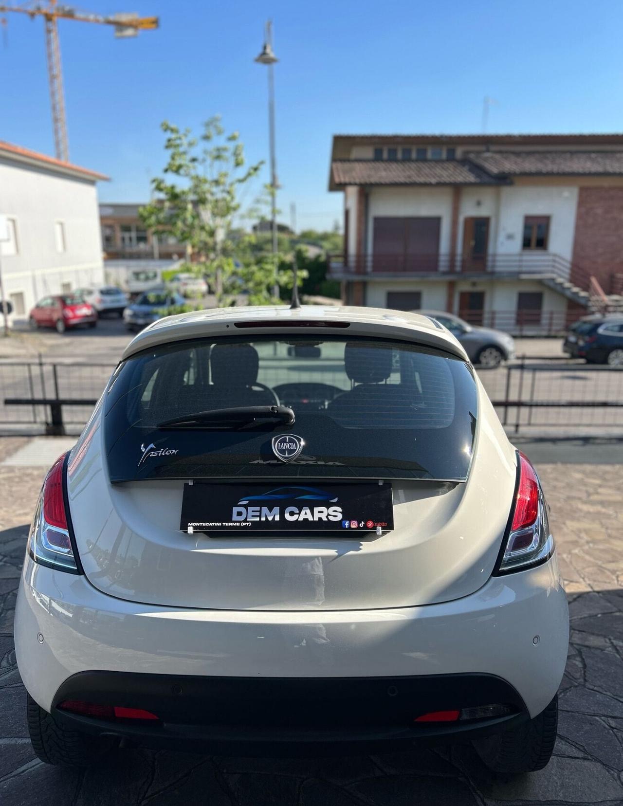 Lancia Ypsilon 0.9 TwinAir 85 CV 5 porte Metano Ecochic Silver