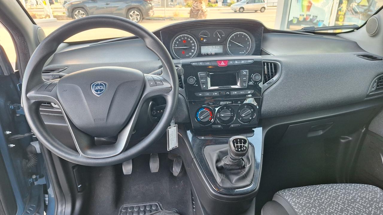 Lancia Ypsilon 1.0 FireFly 5 porte S&S Hybrid Silver