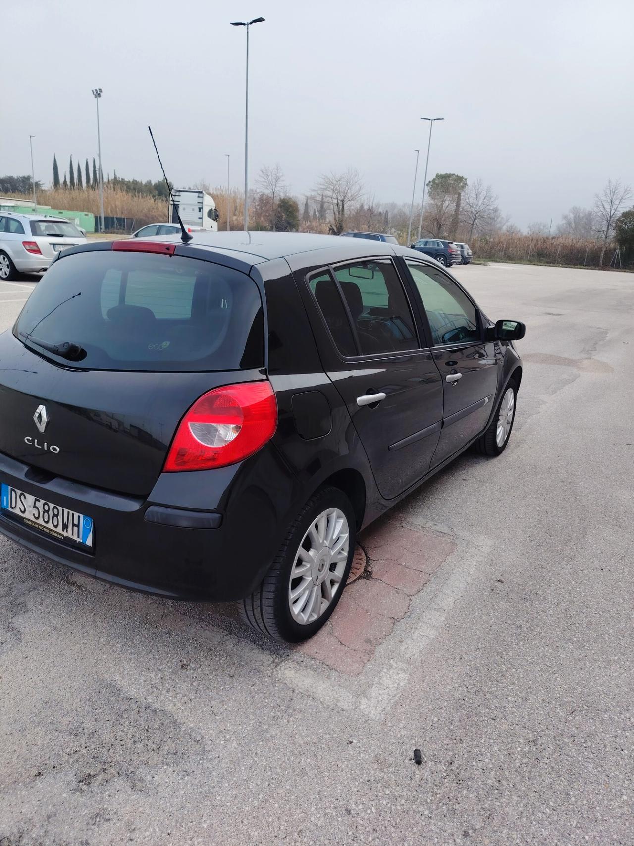 Renault Clio 1.2 16V SporTour Le Iene