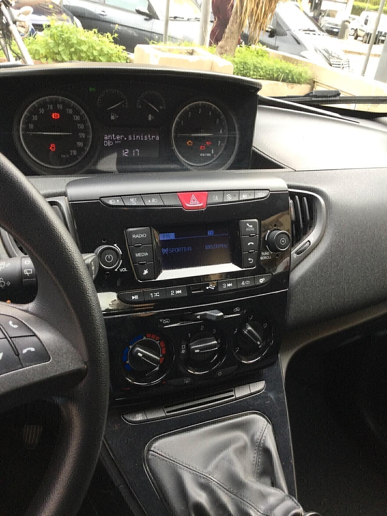 Lancia Ypsilon 1.0 FireFly 5 porte S&S Hybrid Ecochic Silver