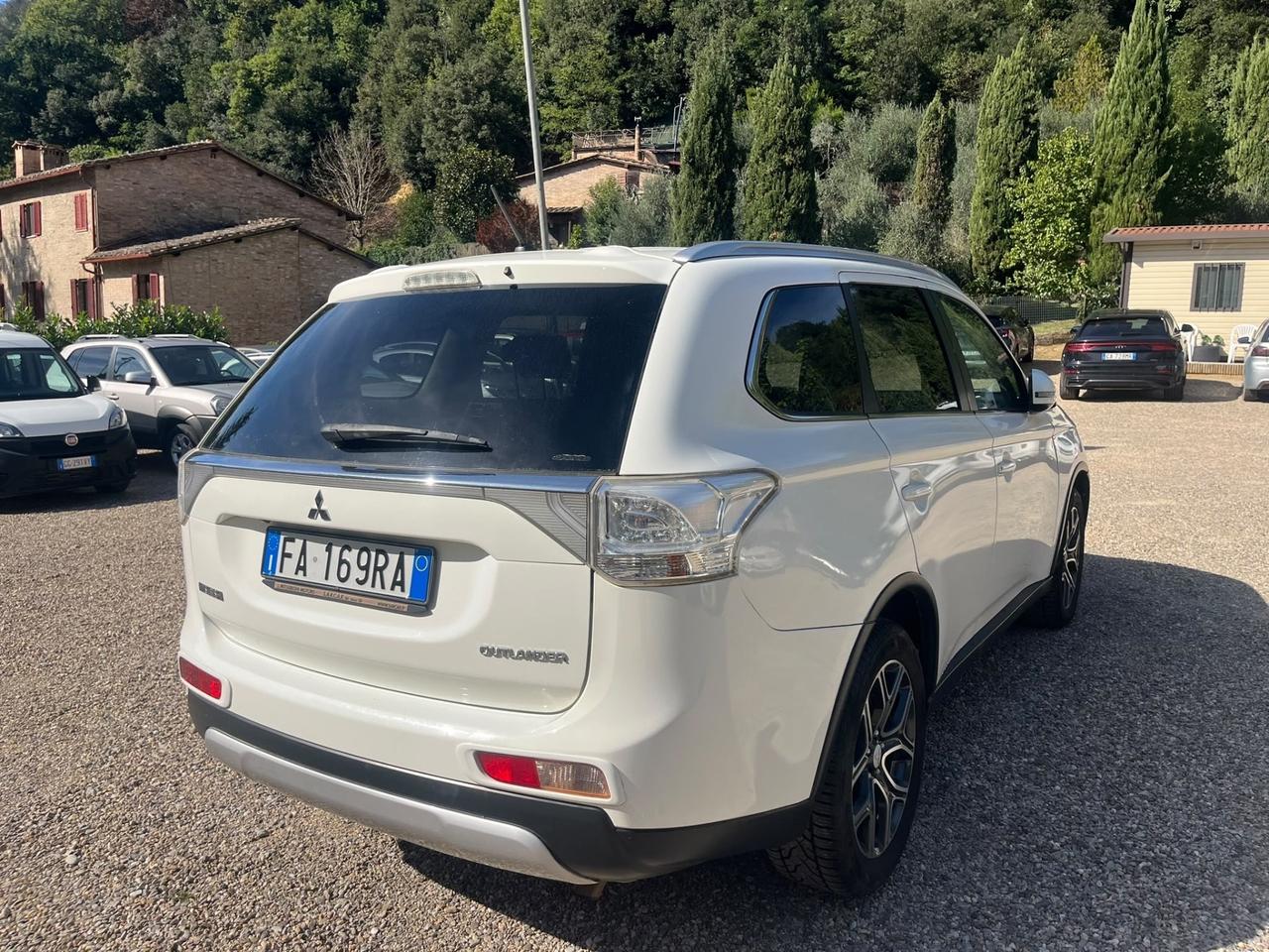 Mitsubishi Outlander 2.2 Diesel // 4X4 // 7 Posti