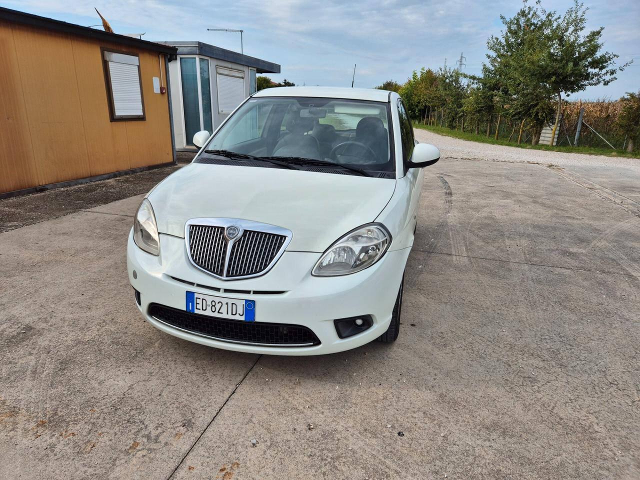 Lancia Ypsilon 1.3 MJT 75 CV Argento