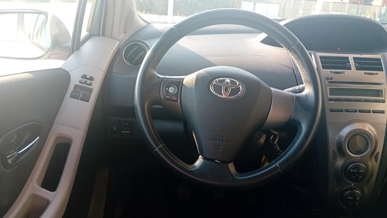 Toyota Yaris 1.0 5 porte Sol