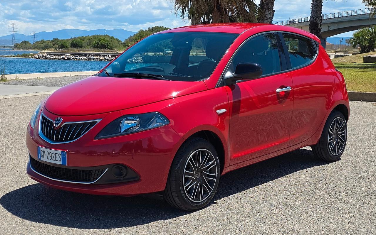 Lancia Ypsilon 1.0 FireFly 5 porte S&S Hybrid Ecochic Silver