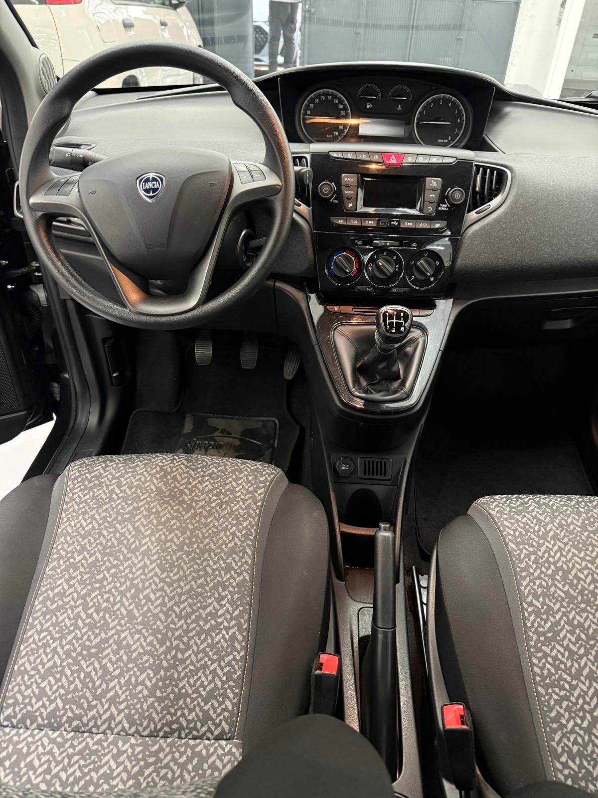 Lancia Ypsilon 1.2 69 CV 5 porte S&S Black and Noir