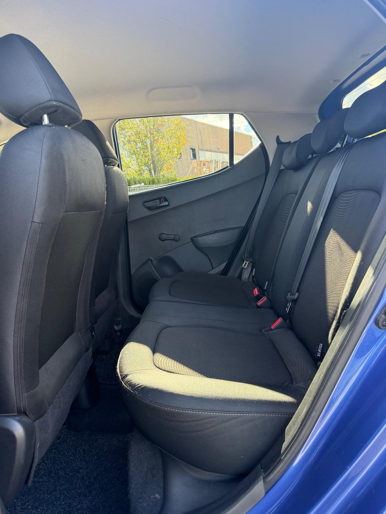 Hyundai i10 .