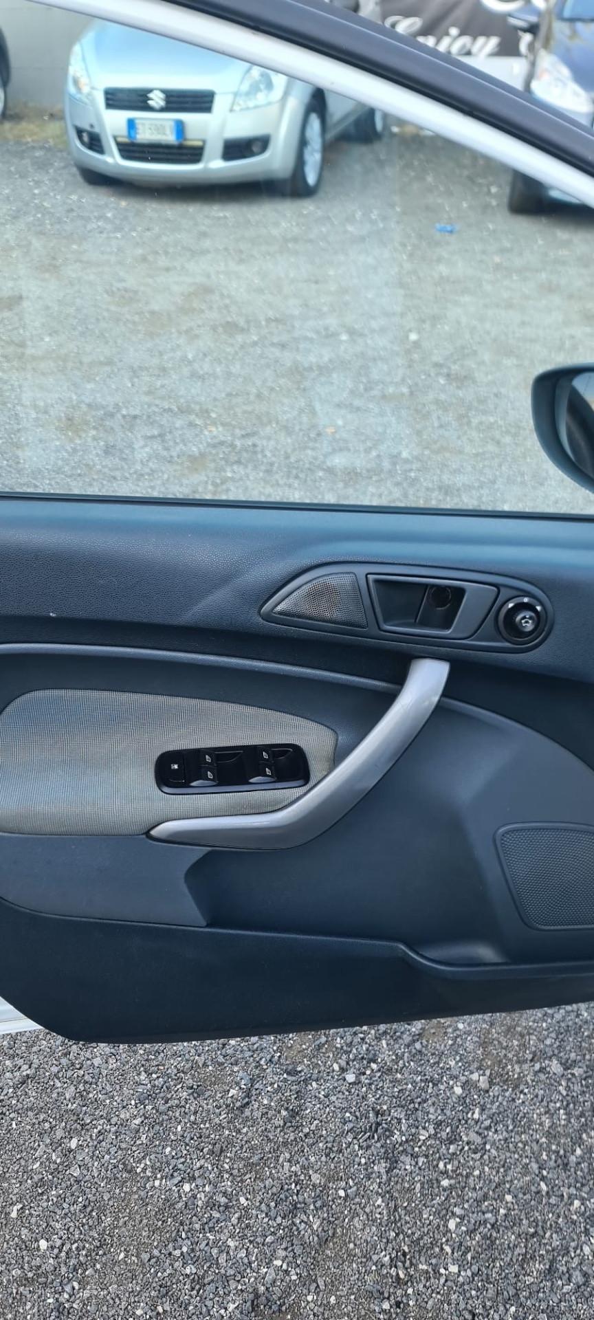 Ford Fiesta 1.4 16V 5p. Bz.- GPL Titanium Bs.