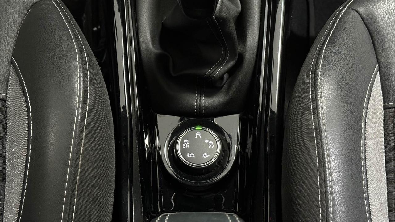 Peugeot 2008 BlueHDi 100 Allure Colore bianco perla