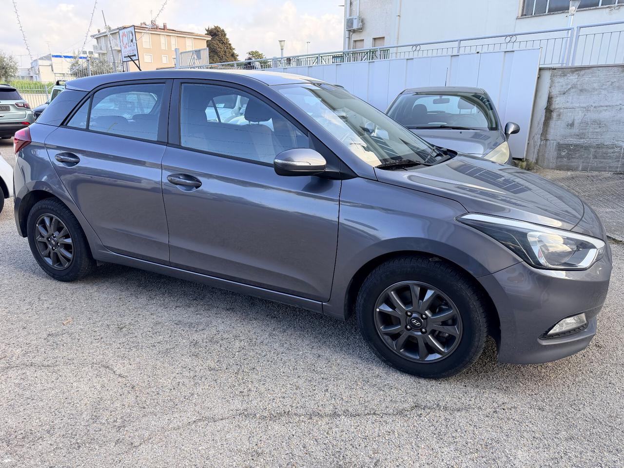 HYUNDAI i20 1.1 CRDI BLACKLINE