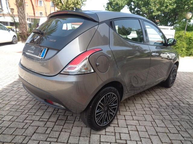 Lancia Ypsilon 1.0 FireFly 5 POSTI S&S Hybrid Silver