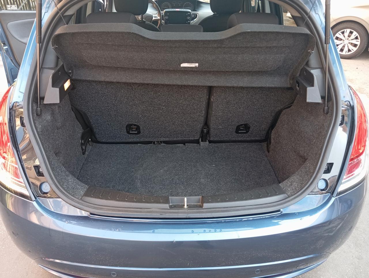 Lancia Ypsilon 1.0 FireFly 5 porte S&S Hybrid Ecochic Silver