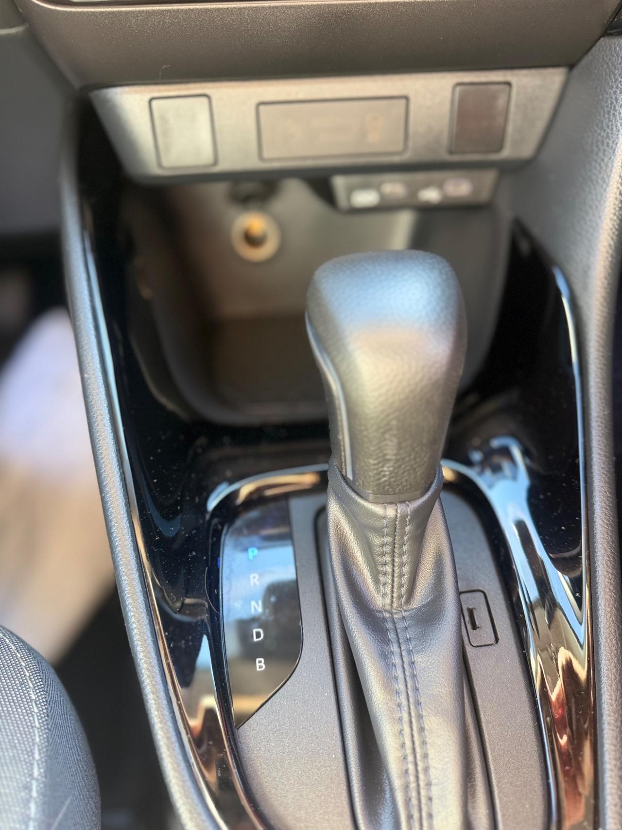 Toyota Yaris 1.5 Hybrid 5 porte red 2025