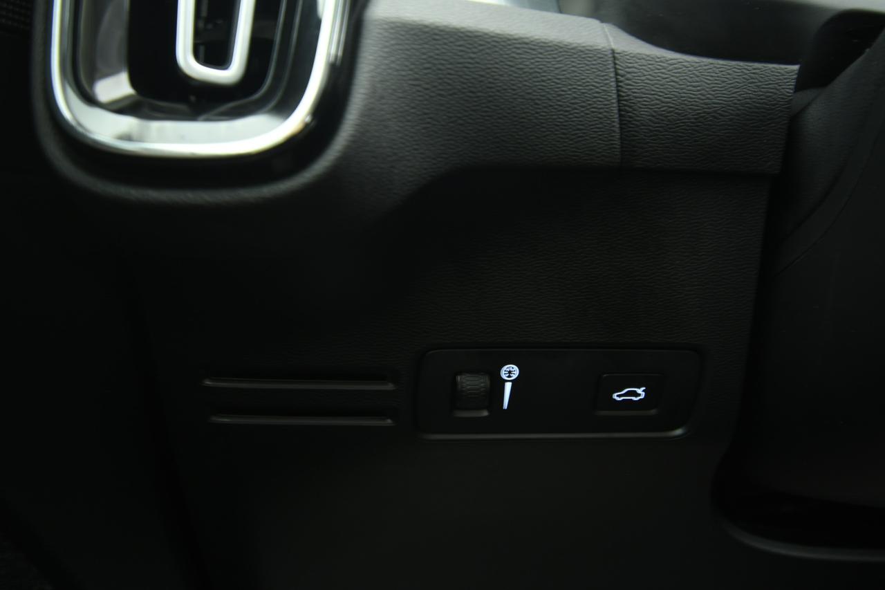 VOLVO XC40 2.0 d4 Momentum awd geartronic PELLE+LED+C19"