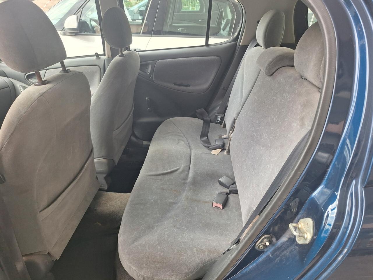 Toyota Yaris 1.0i 16V cat 5 porte Sol