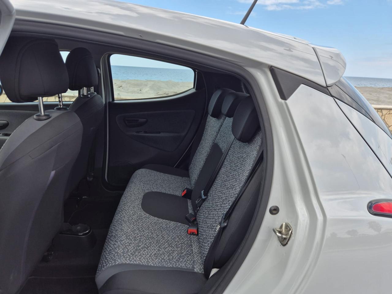 Lancia Ypsilon 1.0 FireFly 5 porte S&S Hybrid Ecochic Silver