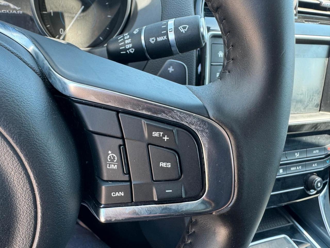 Jaguar XE 2.0 D 180 CV automatica