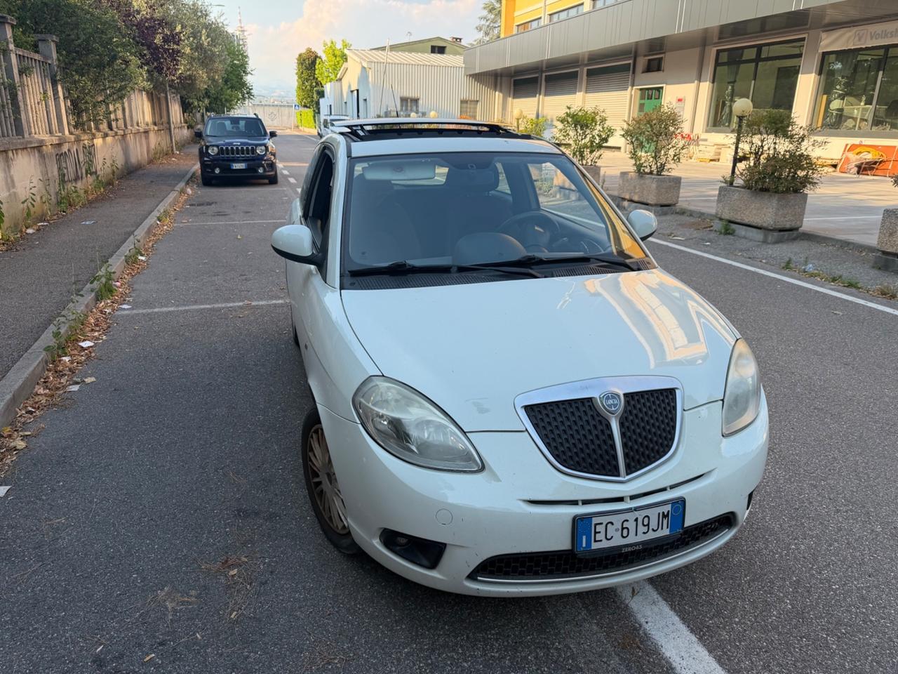 Lancia Ypsilon 1.2 VERSUS TETTO APRIBILE