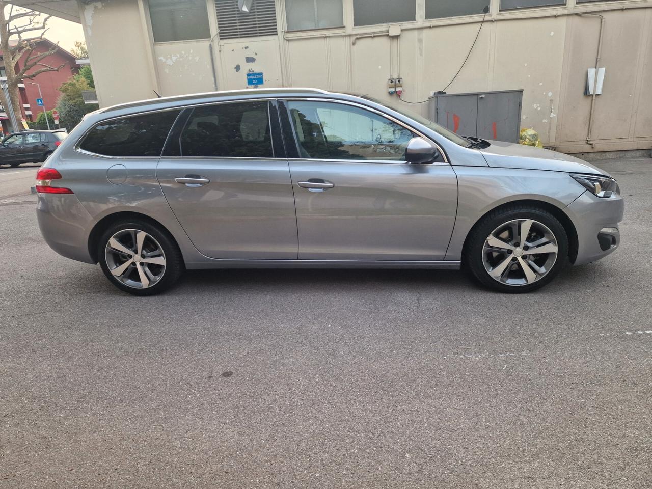 Peugeot 308 BlueHDi 150 S&S EAT6 SW Allure