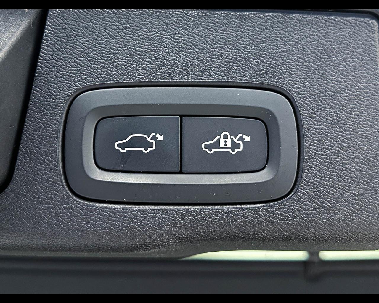 VOLVO XC60 (2017-->) - XC60 T6 Recharge Plug-in Hybrid AWD Inscription
