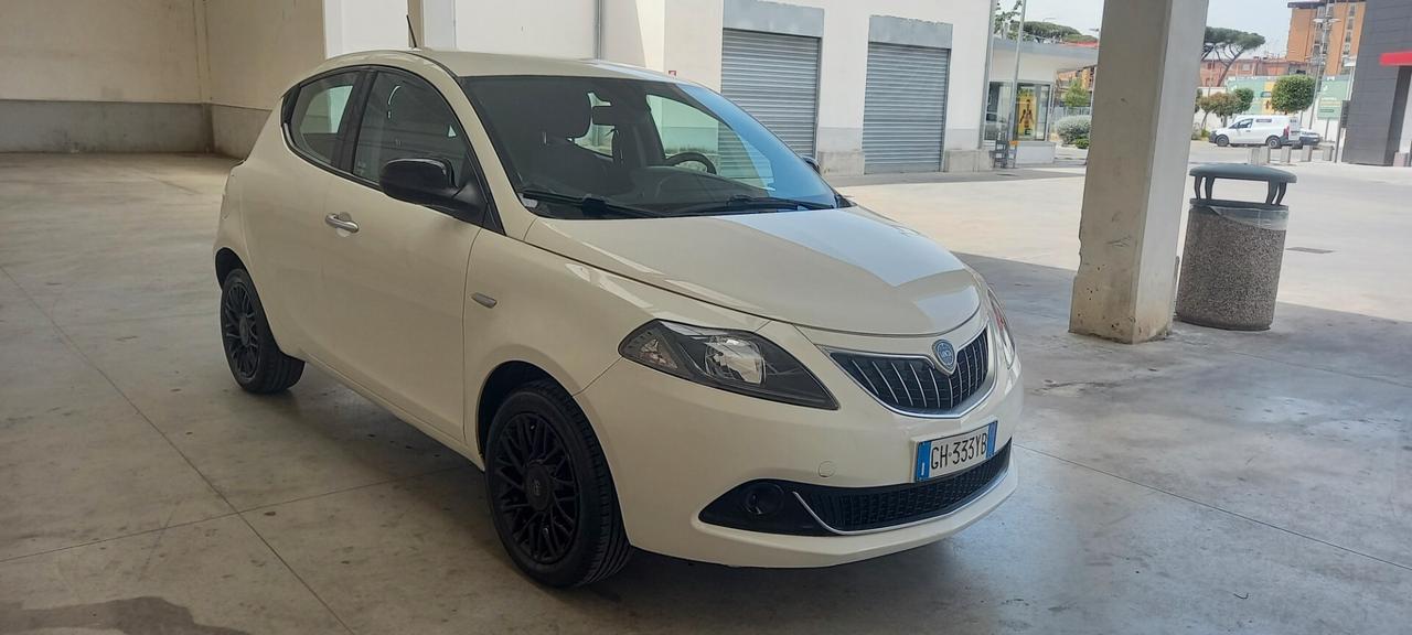 Lancia Ypsilon 1.0 FireFly 5 porte S&S Hybrid Silver