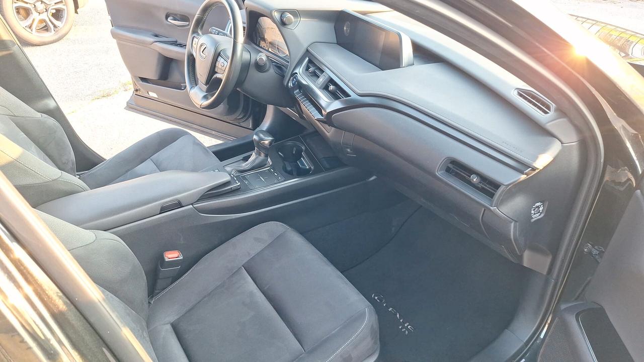 Lexus UX 250h Hybrid Business SOLI KM 43000 !!!!