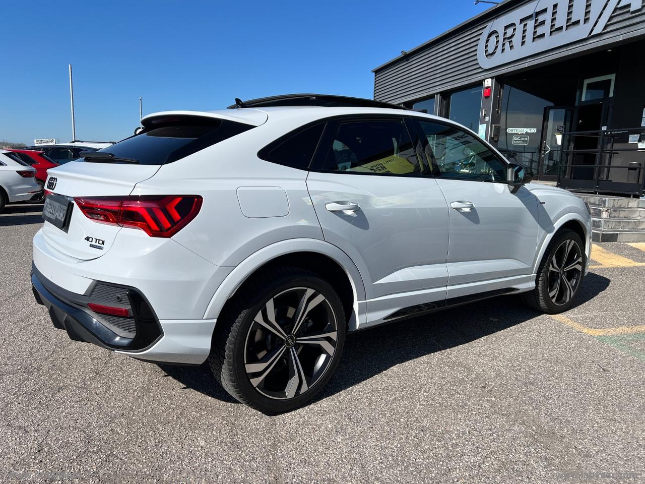 AUDI Q3 SPB 40 TDI quattro S tr. Ident. Black