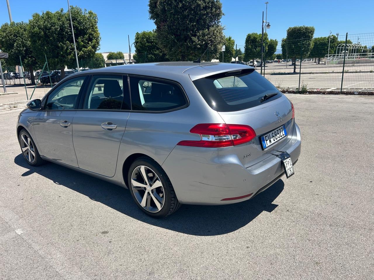 Peugeot 308 BlueHDi 130 S&S SW Allure da vetrina